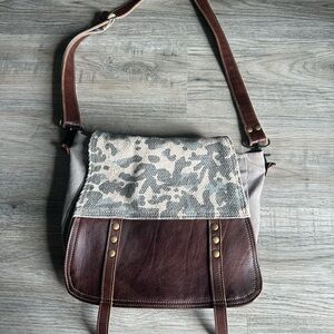 Myra Camouflage Messenger Bag